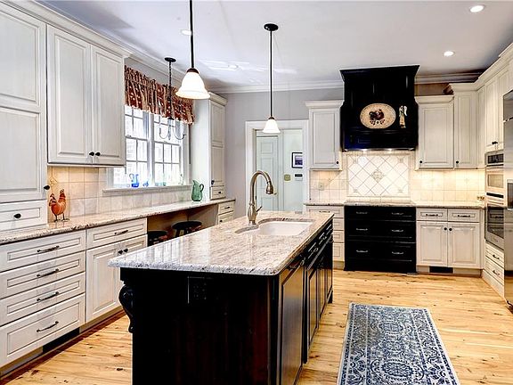 5th image of 127 Woodmere Ct