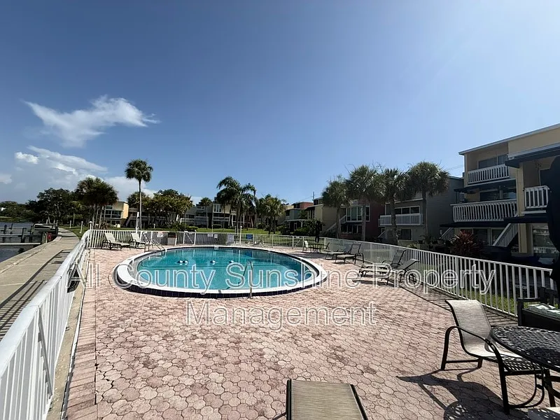 3 bed, 2.0 bath, 1295 sqft, $2,300 — Photo 3