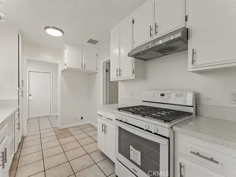 14722 Strathern St — Photo 7