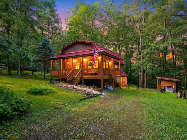 576 Hemlock Cir, Terra Alta, WV 26764