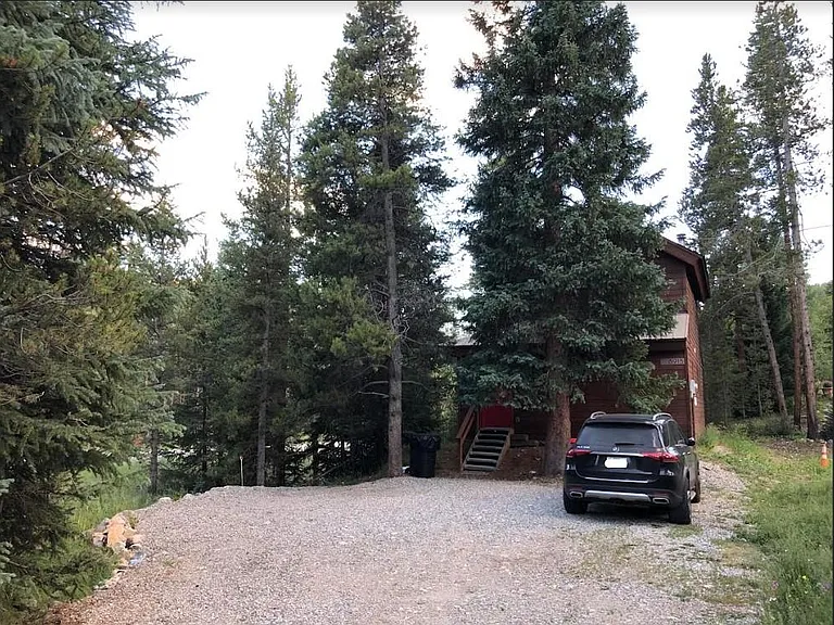 view from the front - parking space for 3-4 cars