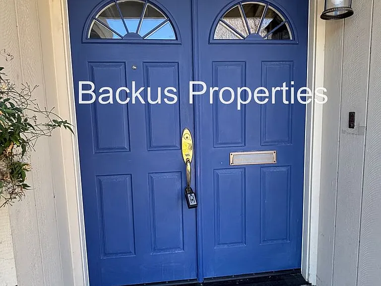 211 Chaucer Dr — Photo 2