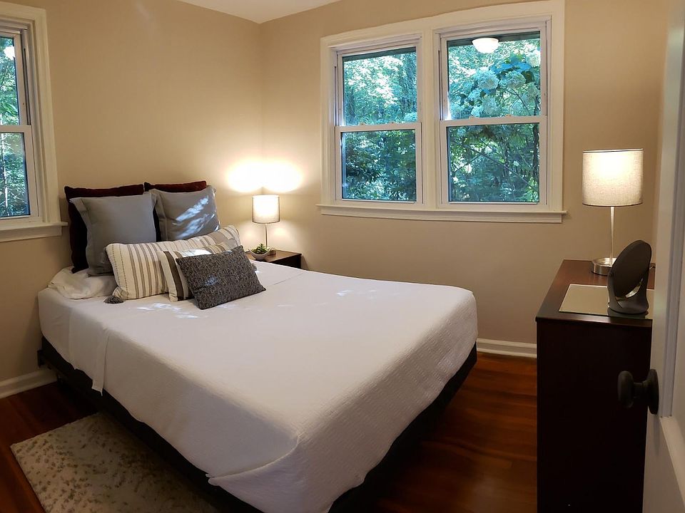 Bedroom #1 - fits queen sized bed