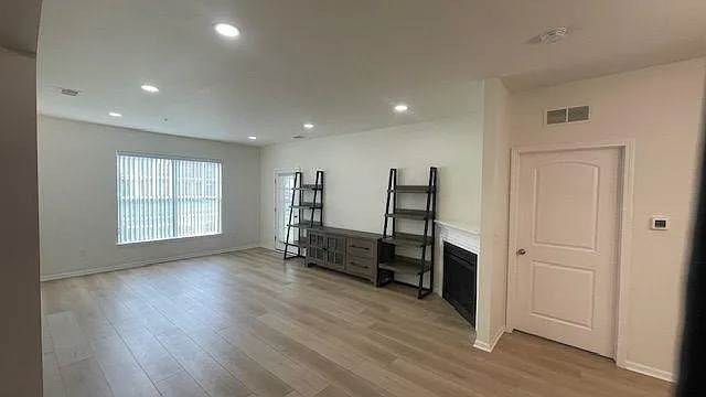 28289 S Pointe Ln — Photo 2