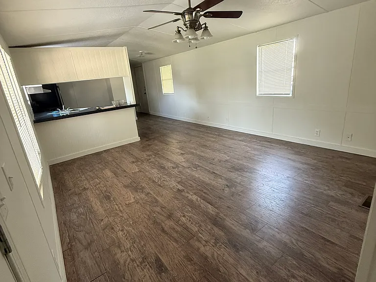 525 Rebecca Ln — Photo 2