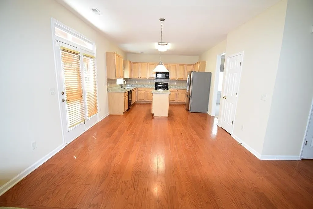 4 bed, 2.5 bath, 2898 sqft, $2,400 — Photo 3