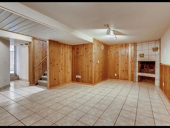 5th image of 981 Hyacinth Ave E