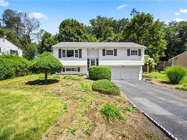 52 Robin Road, Poughkeepsie, NY 12601