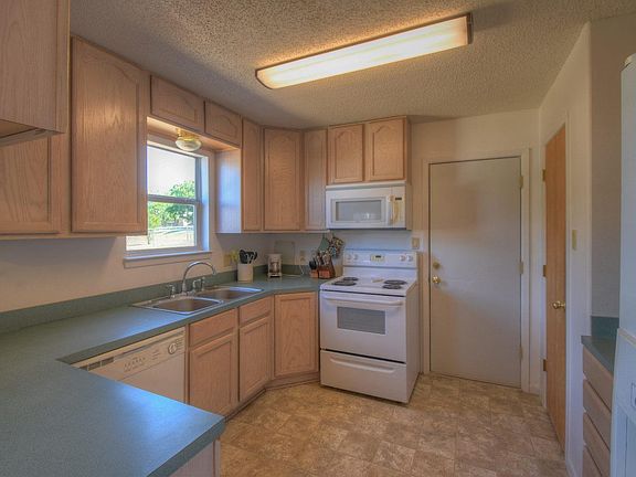 3rd image of 527 Elm Dr