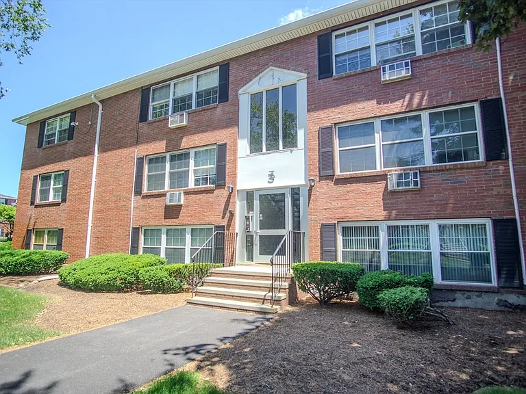3 Tara Dr #4 — Photo 1