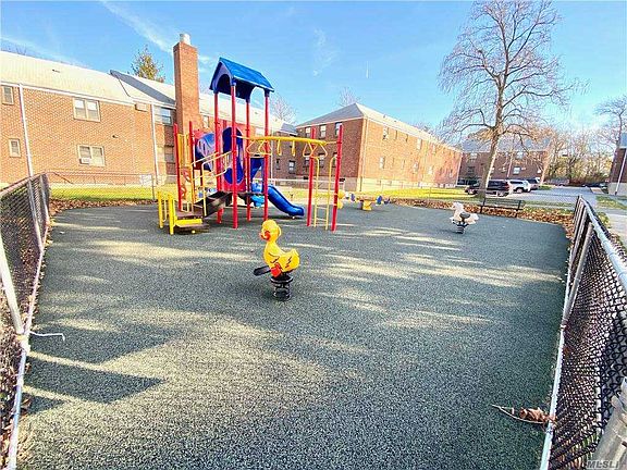 4th image of 19942 21st Ave
