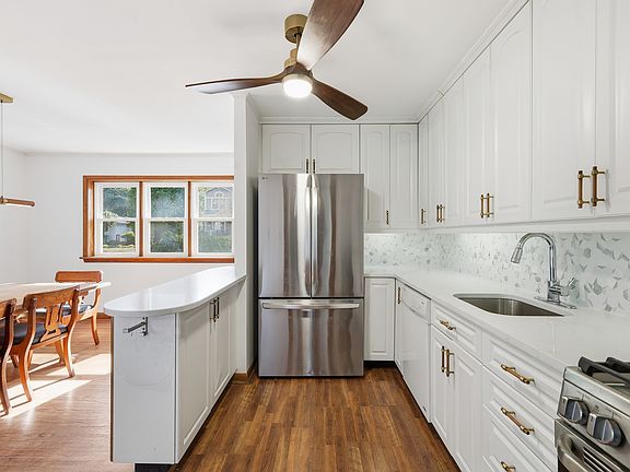 5th image of 3901 Lawrence Ave