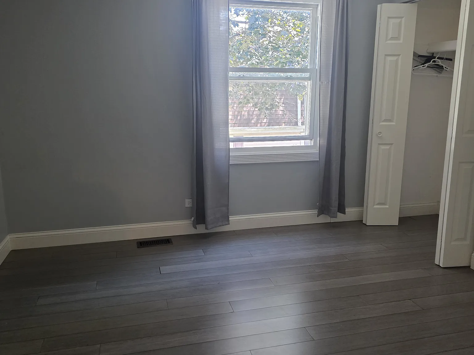 556 Manor Cir — Photo 3
