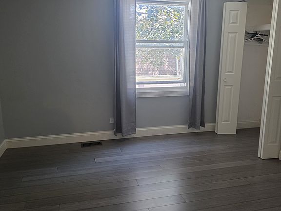 3rd image of 556 Manor Cir