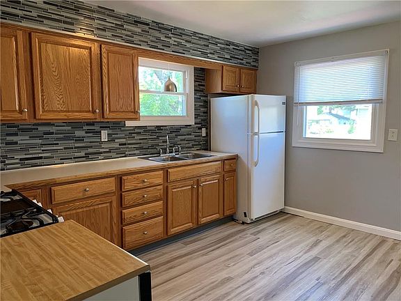 4th image of 15 Hazen St