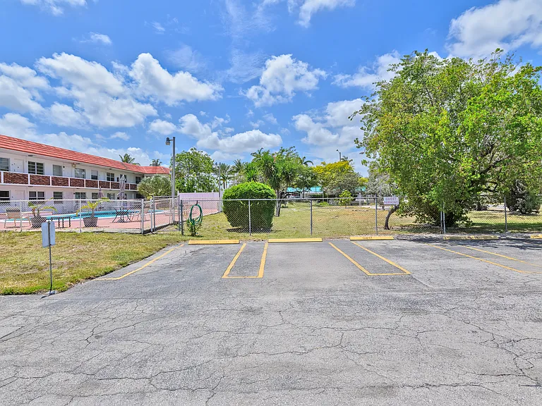 303 N Federal Hwy — Photo 24