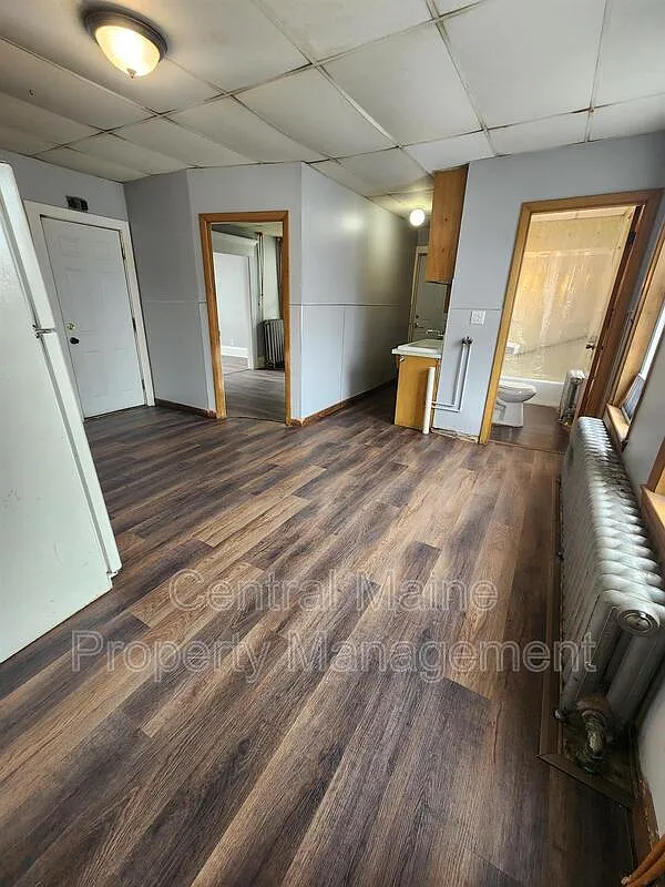 3 bed, 1.0 bath, $1,500 — Photo 2