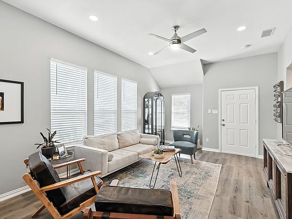 5th image of 505 Barnes St