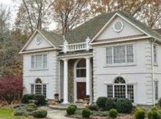 10019 Windy Hollow Rd, Great Falls, VA 22066