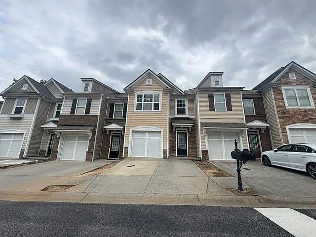 3 bed, 2.5 bath, 1696 sqft, $2,000 — Photo 2