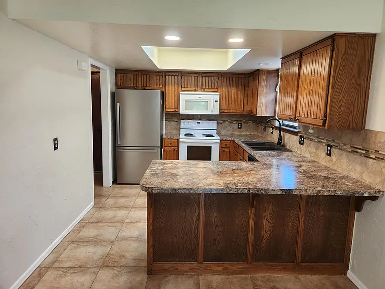 423 Oakdale Dr — Photo 3