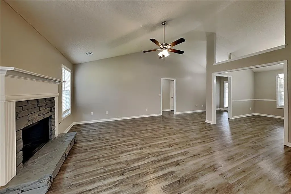 3 bed, 2.0 bath, 1517 sqft, $1,890 — Photo 3