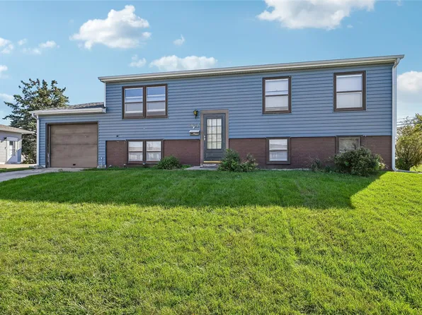 5937 Sharon Ln NW, Cedar Rapids, IA 52405