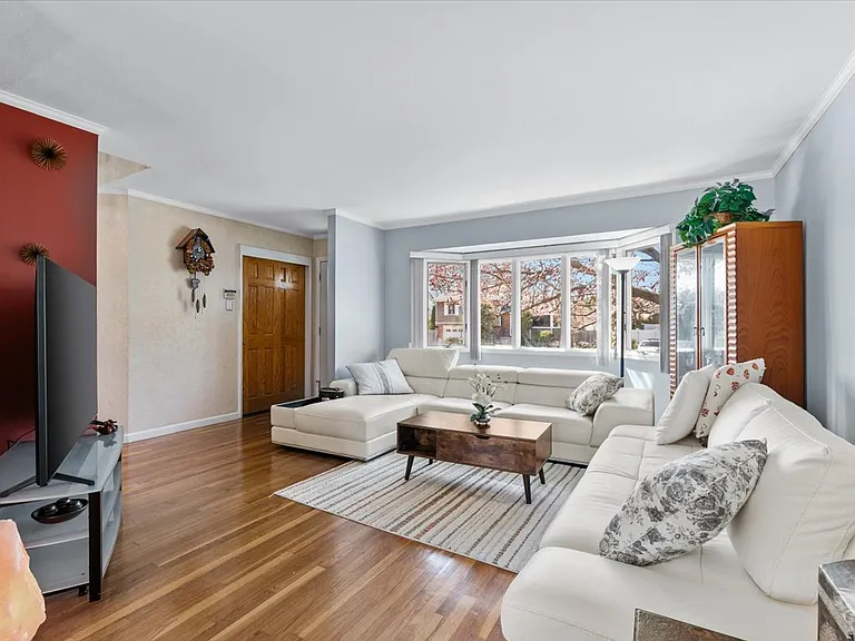 20 Pickwick Dr W — Photo 2