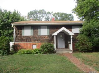 4 Patricia Rd, East Patchogue, NY 11772