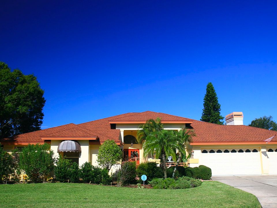 Street view & front yard