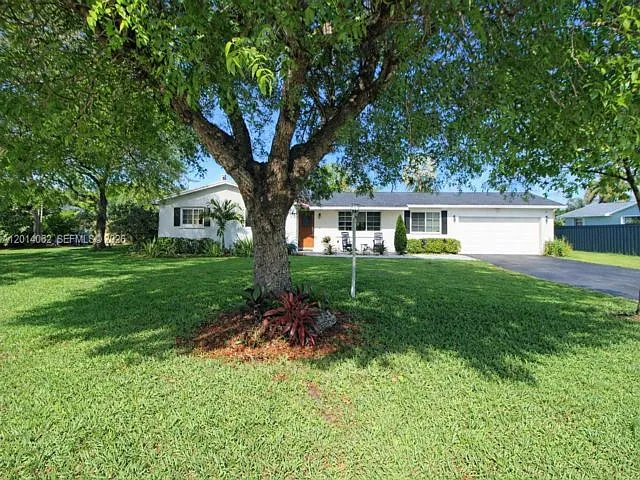 3 bed, 2.0 bath, 1723 sqft, $4,200 — Photo 2