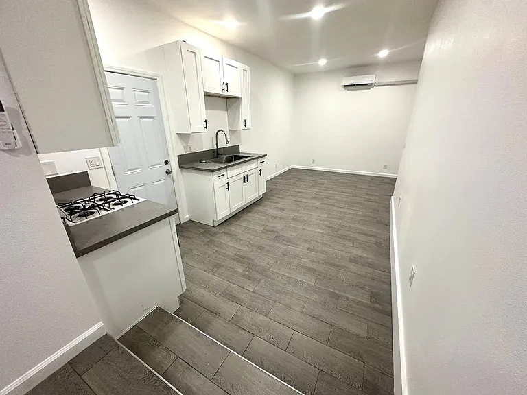 908 N Orange St #B — Photo 3