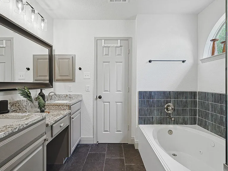 1049 Pullman Dr — Photo 26