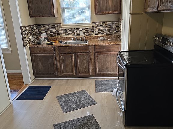 5th image of 8401 W Parkway St