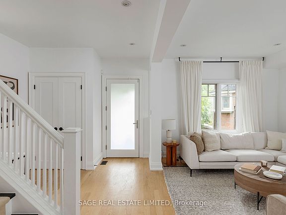 2nd image of 32 Edgewood Cres