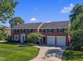 1061 S Oxford Rd, Grosse Pointe Woods, MI 48236