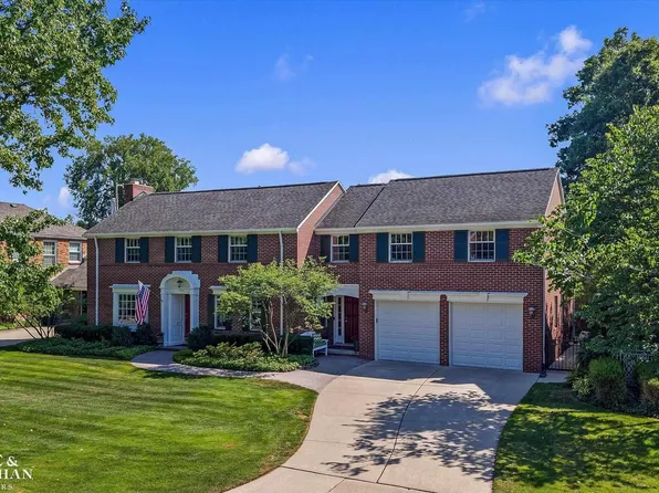 1061 S Oxford Rd, Grosse Pointe Woods, MI 48236