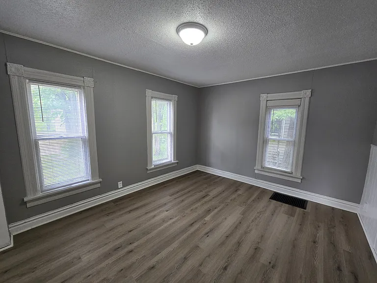 425 Glenwood St — Photo 6