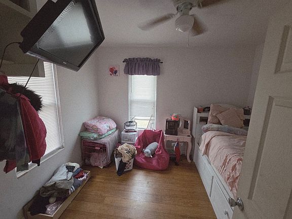 4th image of 423 Ingraham St