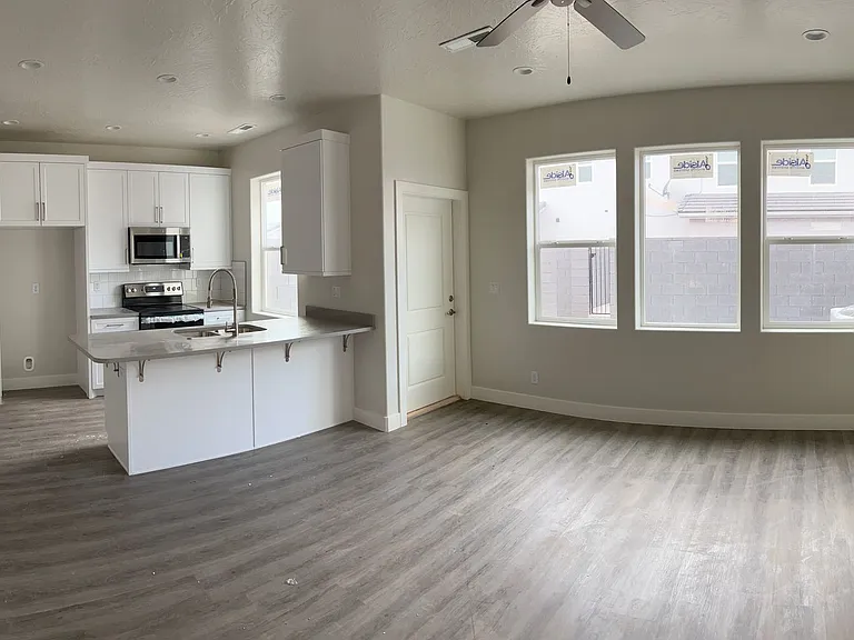 569 E Steeplechase Rd — Photo 2