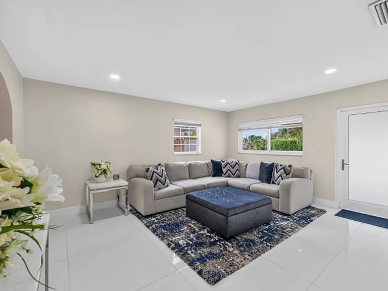 10363 SW 6th St — Photo 3