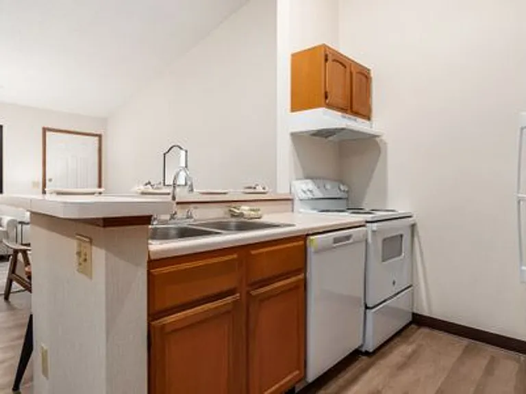 Southampton Apartments — Photo 33