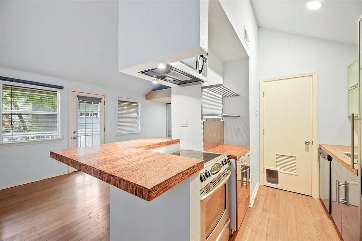 Building Photo - 1110 W 22nd St #8