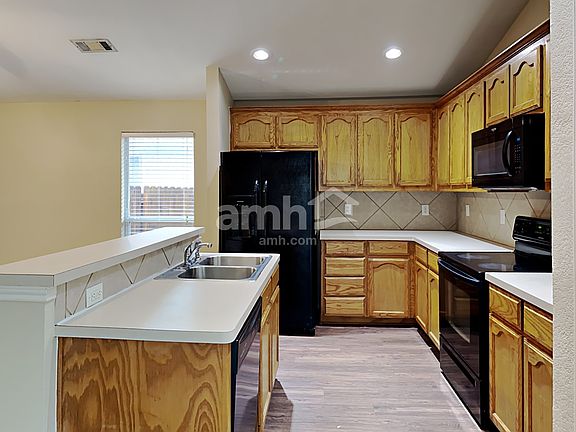 5th image of 6436 Geneva Ln