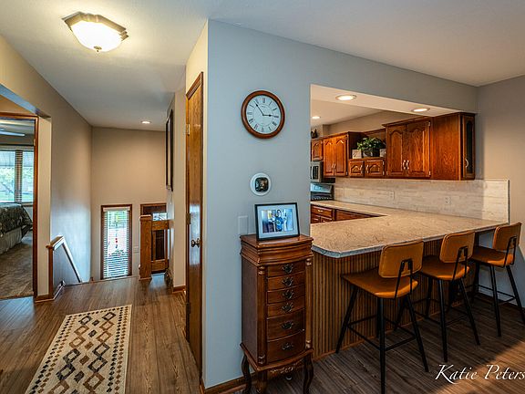 5th image of 4488 N Valley Dr NE