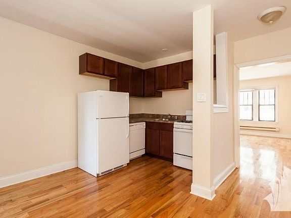 2nd image of 1347 N Dearborn St APT 204