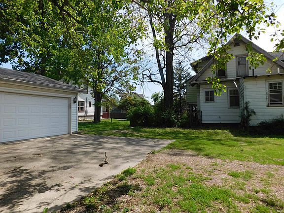 3rd image of 828 W Kilgore Ave