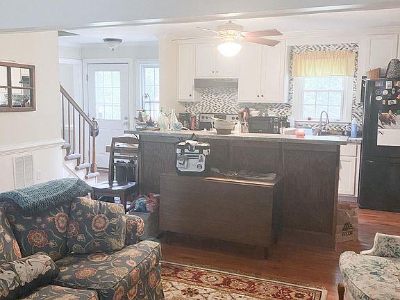 3rd image of 701 Glenhaven Ct