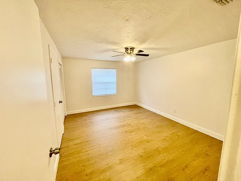 2 Bedroom/1 Bathroom Move-in Ready Townhome w\ 1 Month Free Rent!! — Photo 23