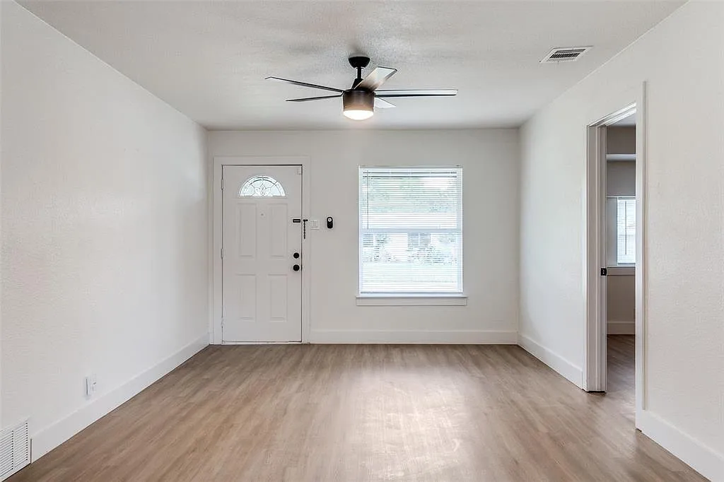 4 bed, 2.0 bath, 1439 sqft, $2,045 — Photo 2